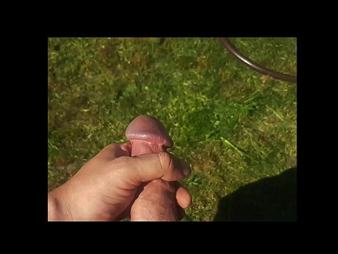 ❤️ Vroča lepotica dobi svojo rožnato pičko, ki jo jebe, in se zraven cmeri s curkom na poletnem vrtu ☑ Porno na sl.basseyn-vsem.ru